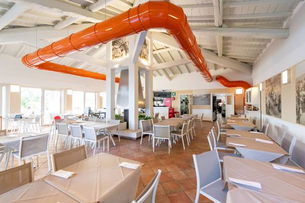 Interiør i Fornella Camping & Wellness Family Resort restaurant med orange rør
