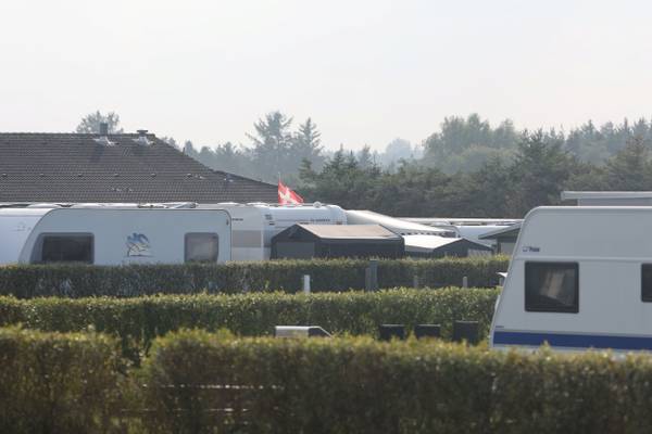 Jambo Feriepark camping med campingvogne i forgrunden og et hus i baggrunden