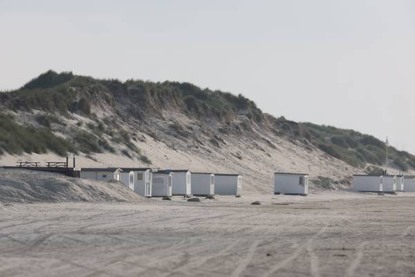 Hvide hytter på sandet bakke på Jambo Feriepark campingplads