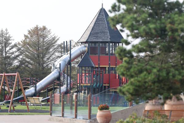 Legeplads i Jambo Feriepark med en stor rutschebane og klatrestruktur