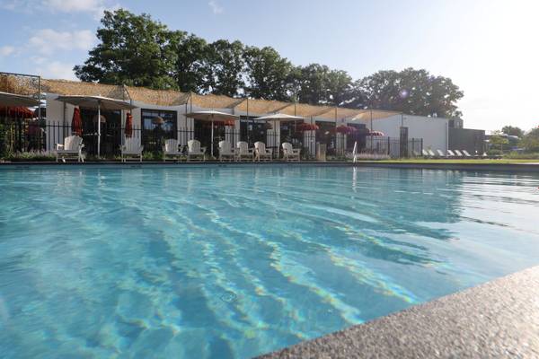 Zwembad in camping Vakantiepark De Twee Bruggen met zwemmende mensen