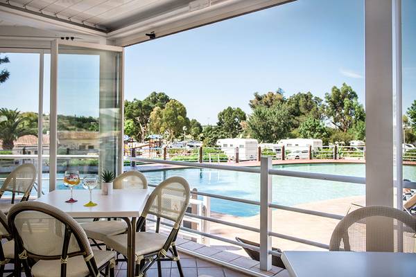 Twee mensen ontspannen in het zwembad van Turiscampo Camping Club Algarve