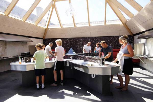 Campamento Jambo Feriepark cocina con familias preparando comida.