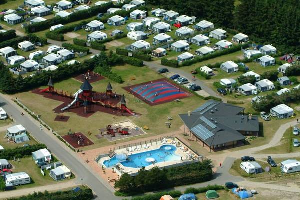 Vista aérea del Jambo Feriepark con muchos sitios de acampada, un parque infantil y una piscina.