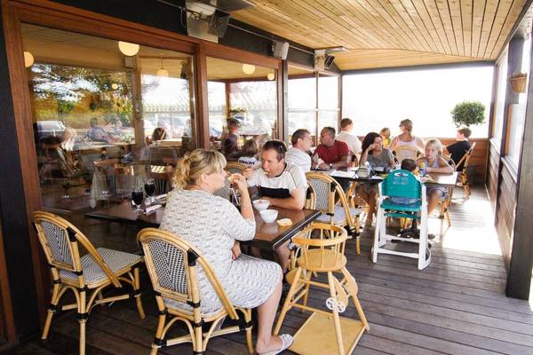 Gente comiendo en una terraza en el camping Jambo Feriepark.