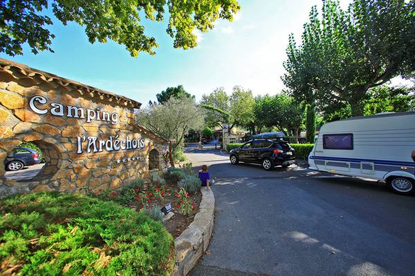 Entrada del camping Nature Parc L`Ardéchois con niños y un autocaravana