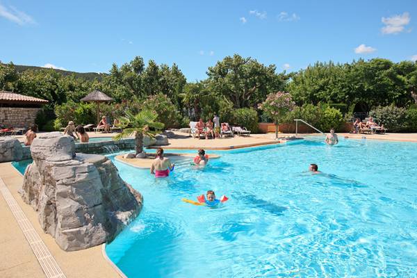 Camping con piscina y gente, Nature Parc L`Ardéchois