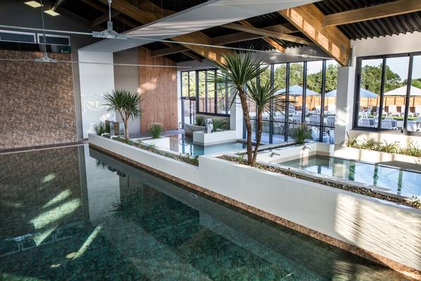 Piscine intérieure avec murs en verre au Camping Le Pin Parasol