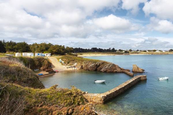 Vue de la baie au Camping Le Pin Parasol avec des bateaux amarrés.