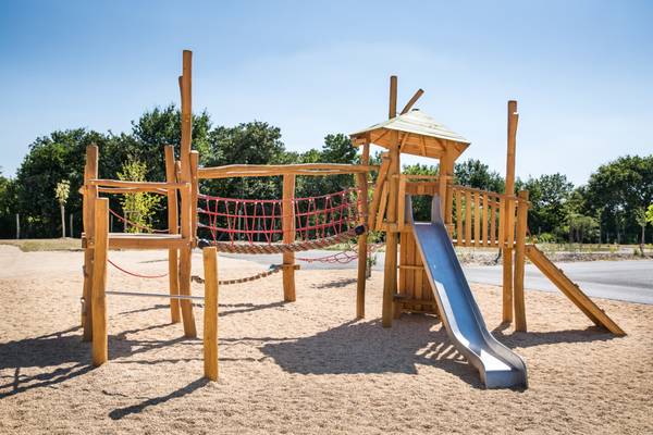 Aire de jeux au Camping Le Pin Parasol avec filet à grimper et toboggan