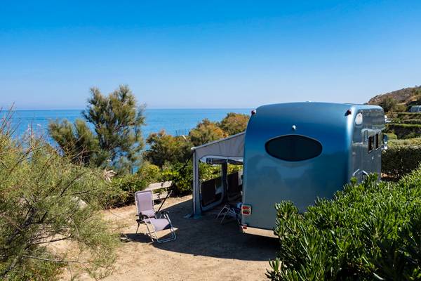 Camping-Mobilheim am Meer mit aufgestellter Terrasse im Campingplatz