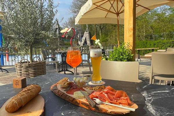 Tavolo all'aperto al Papillon Country Resort con bevande e cibo