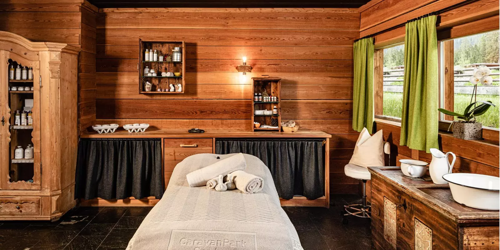 Sala di trattamento al Caravan Park Sexten con pareti e mobili in legno.