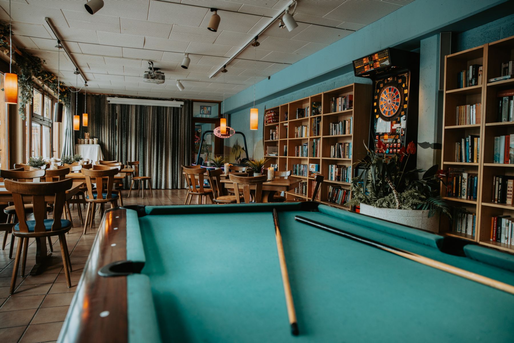 Europacamping Nommerlayen indrerum med poolbord og bibliotek