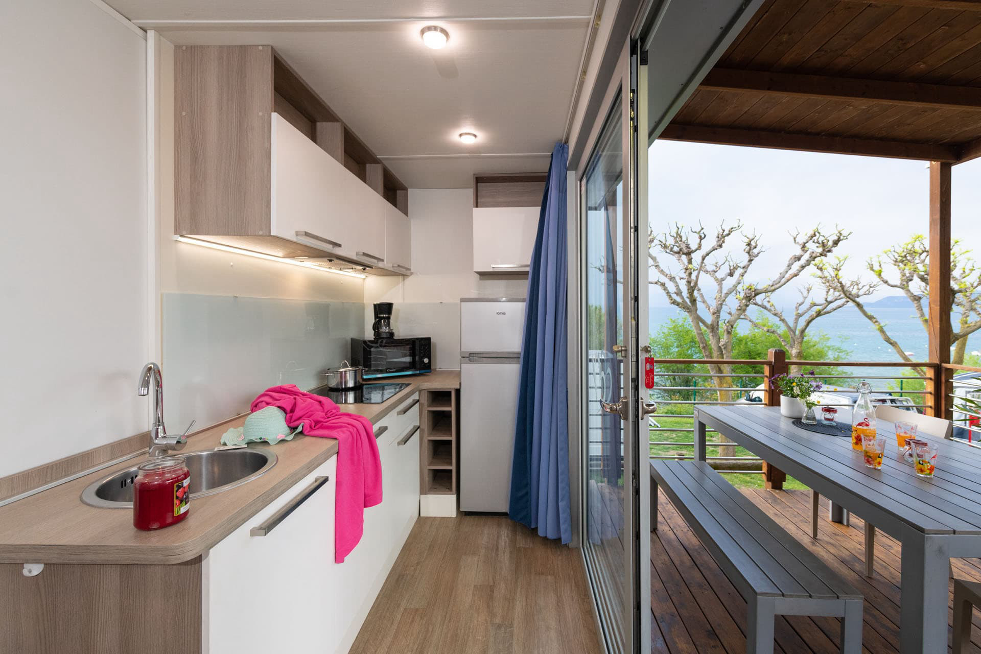 Kitchen area with a view of the sea at Campsite Piani di Clodia