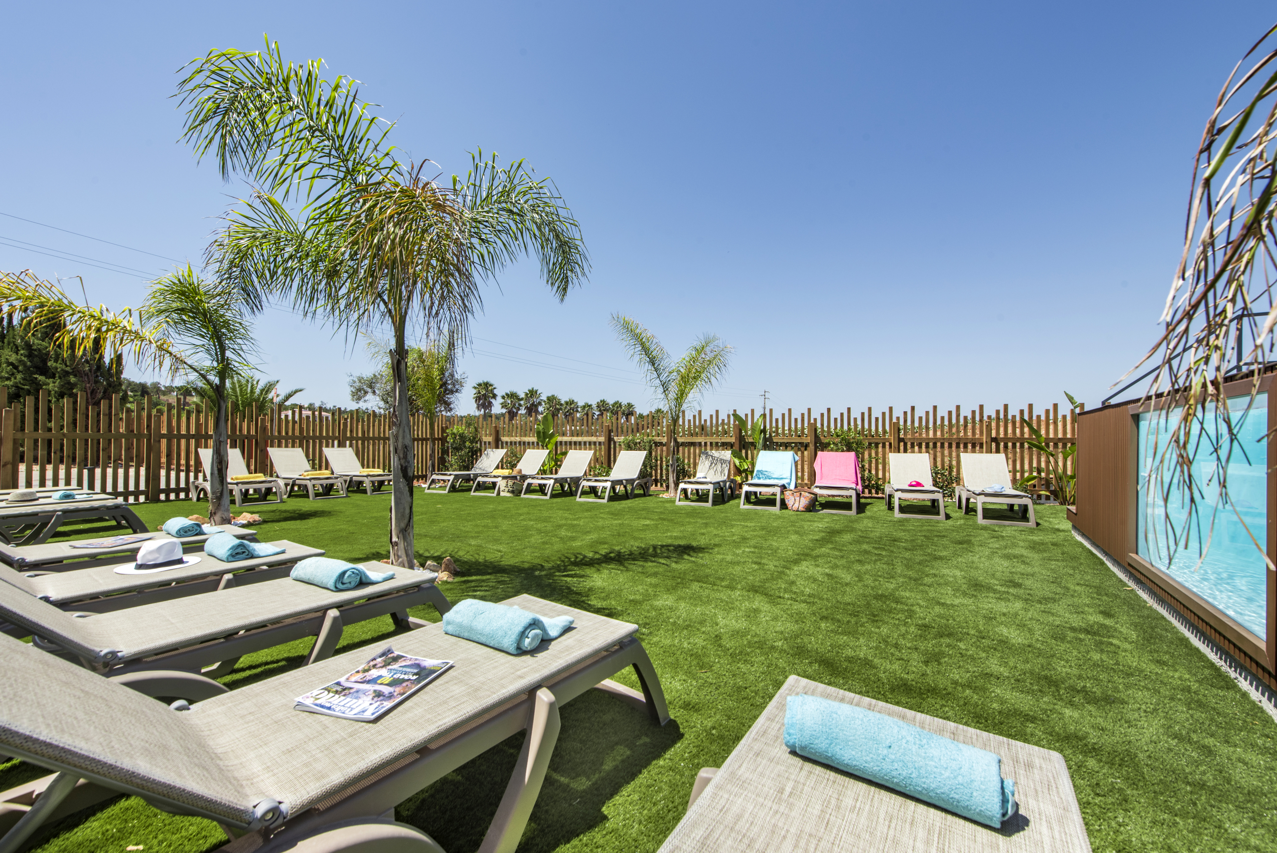 Solsenge med håndklæder på Turiscampo Camping Club Algarve