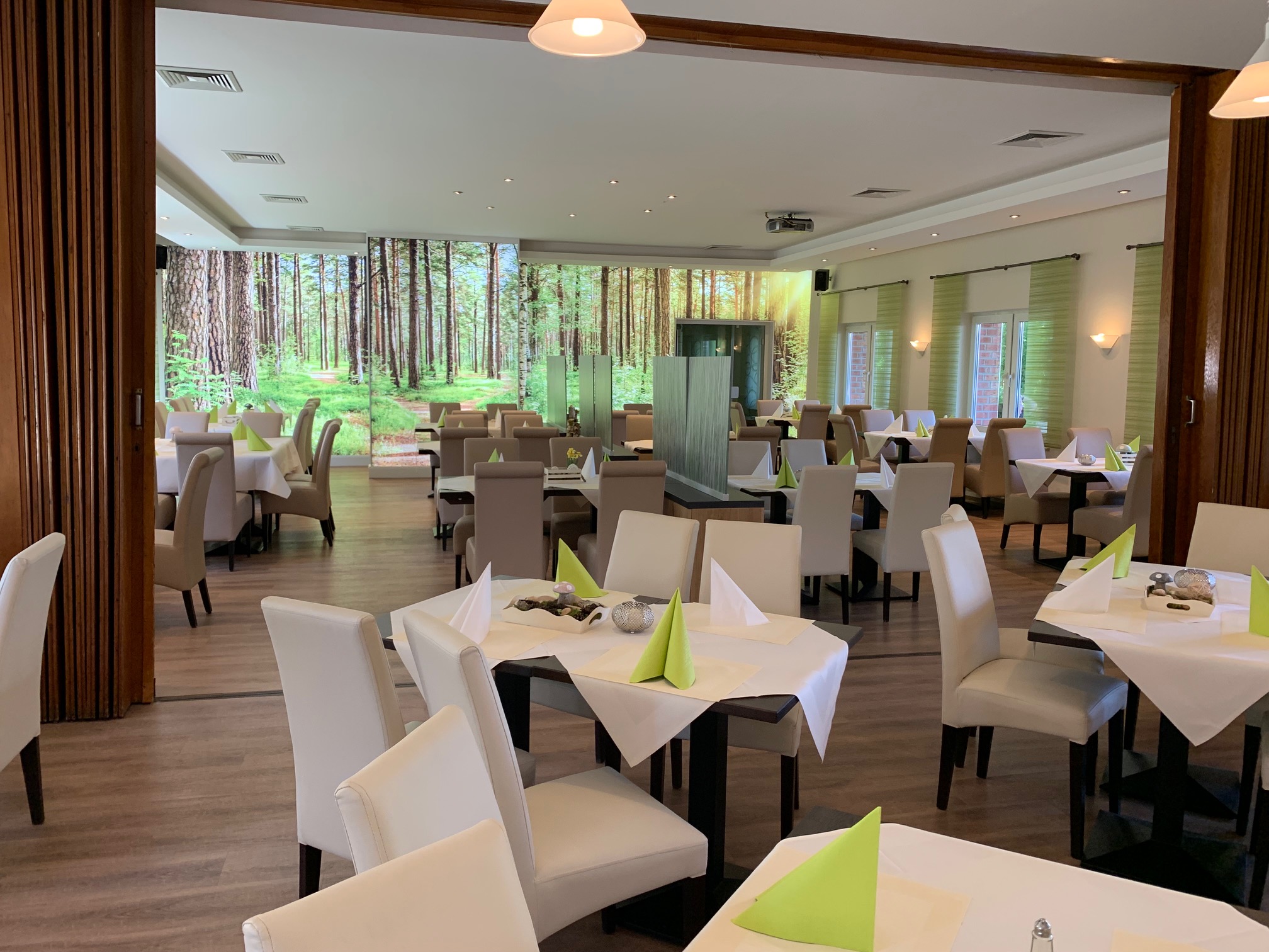 Restaurant at Camping and Holiday Park Havelberge with table decorations
