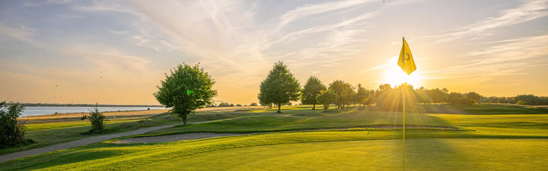 Golfbane ved Wulfener Hals med solopgang i baggrunden