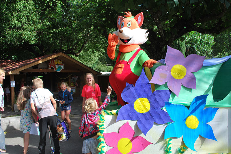 Kinder vor einer Maskottchen im Campingplatz Nature Parc L`Ardéchois