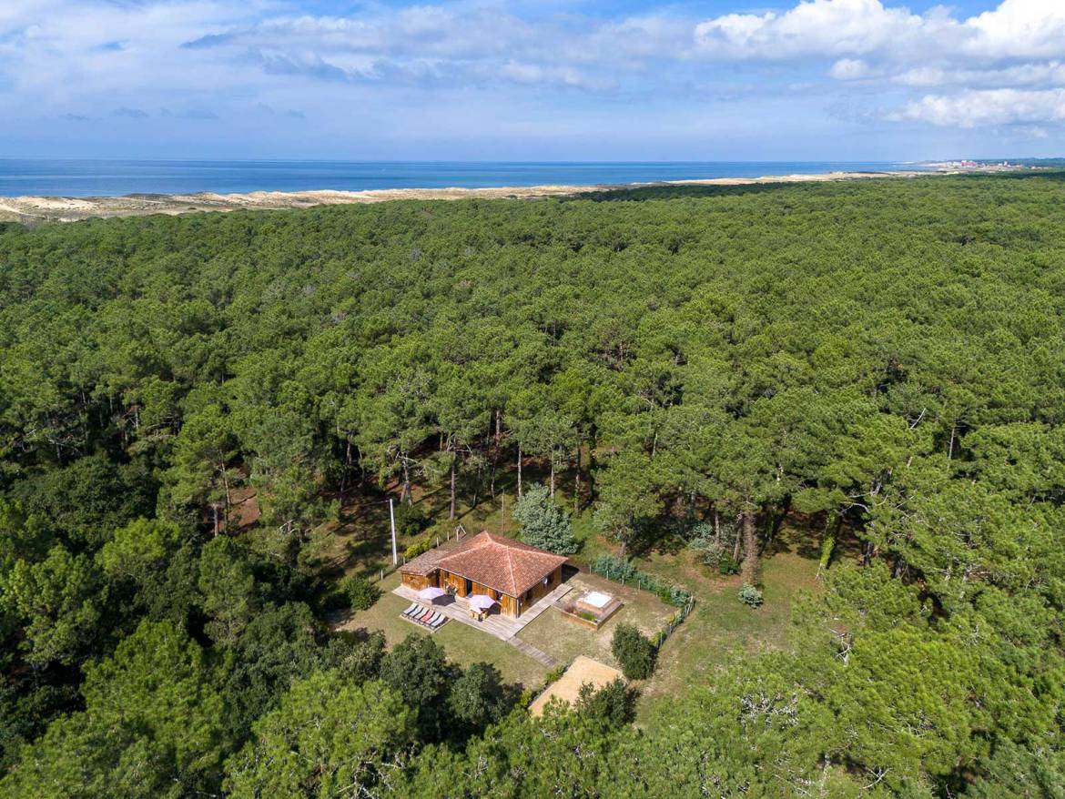 Vista aerea del Camping Village Sylvamar con una casa e il mare sullo sfondo.