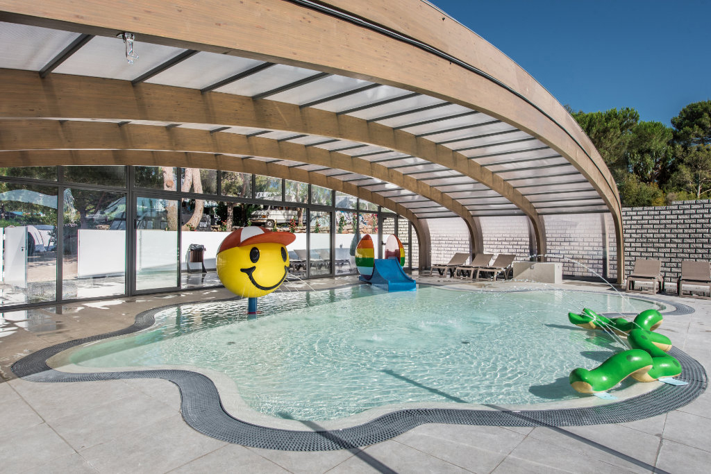 Børnepool på Turiscampo Camping Club Algarve med et smilende ansigt vandfeature.