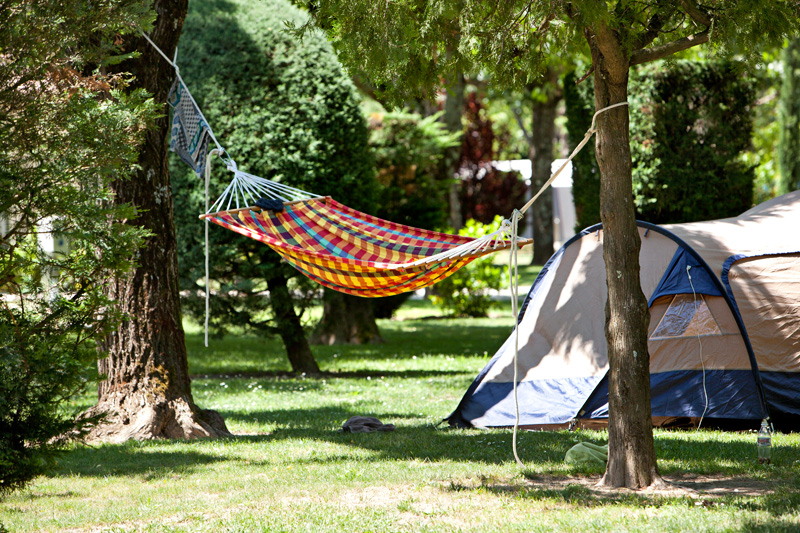 Ein buntes Hängematten und ein Zelt im Campingplatz Natur Parc L`Ardéchois.